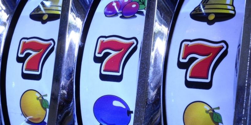 slot-dealer-interaction